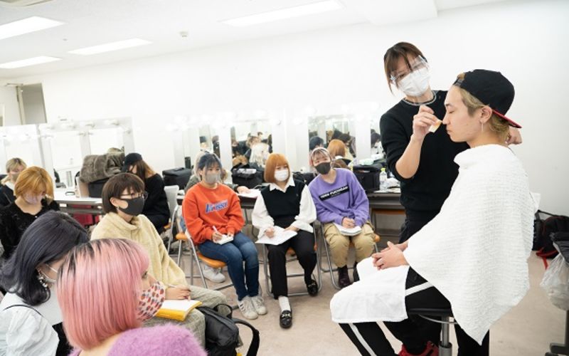 Vantanメンズメイク部の活動をレポート！部活顧問メンズメイクアップアーティスト高橋弘樹講師によるデモンストレーションも実施！【バンタンデザイン研究所】