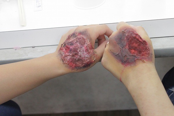 全日制 傷メイクが完成 入学前の高校生がハロウィンメイクにチャレンジ バンタンデザイン研究所blog 専門校 バンタンデザイン研究所