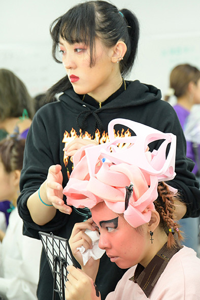 4クラスの創造性が爆発 廃材を使ったヘアメイクショーをレポート バンタンデザイン研究所 専門校 バンタンデザイン研究所