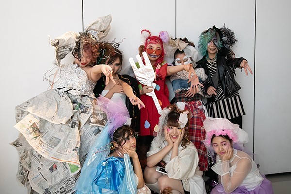 4クラスの創造性が爆発 廃材を使ったヘアメイクショーをレポート バンタンデザイン研究所 専門校 バンタンデザイン研究所