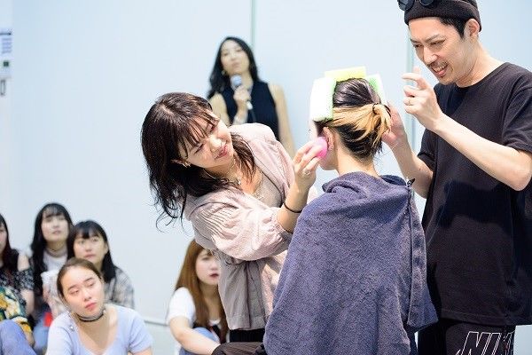 サマーセミナーレポート ヘアメイクコース 憧れの業界を体験 海外有名アーティストを担当したヘアshingo Shibataさん メイクmoeさんによるデモンストレーション開催 バンタンデザイン研究所 専門校 バンタンデザイン研究所 サマーセミナーレポート ヘアメイクコース 憧れの業界を体験 海外有名アーティストを担当したヘアshingo Shibataさん メイクmoeさんによるデモンストレーション開催 バンタンデザイン研究所 専門校 バンタンデザイン研究所