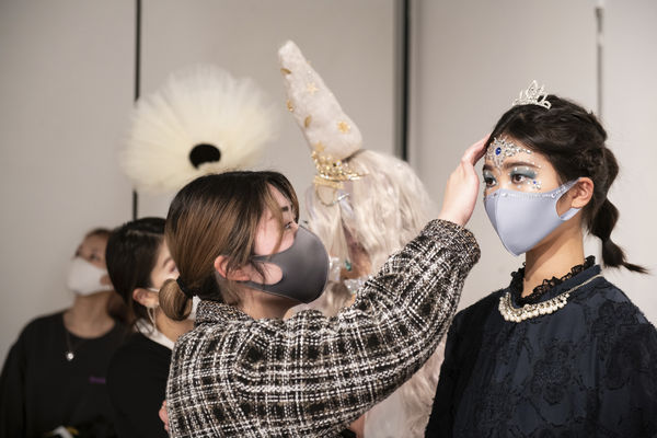 年度末制作展ヘアメイクショー「AMBITIOUS」をシューティング。SPRING、SUMMER、AUTUMUN、WINTERをヘアメイク＆衣装