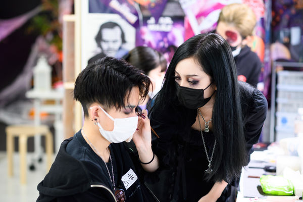 デザイナーズメゾン校舎1fに Halloween Make Up ブースを出展 在校生に 無料でハロウィンメイク を施術 バンタンデザイン研究所 専門校 バンタンデザイン研究所