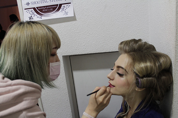 授業レポート ヘアメイク学部 基礎科生 1年生 の年代別ヘアメイク撮影に密着 ヘアメイク ウエディング学部 最新情報 ニュース 専門校 バンタンデザイン研究所