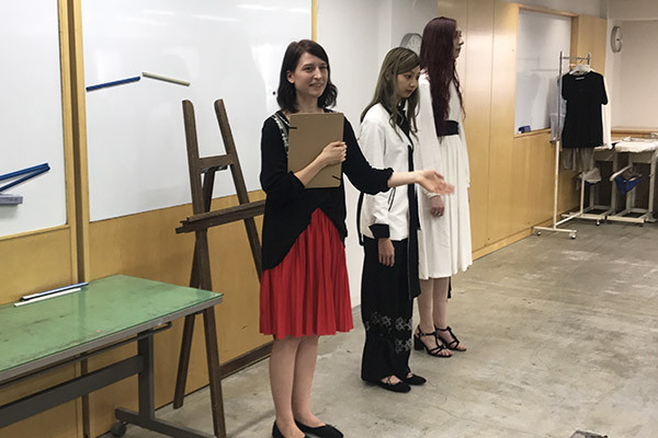 授業レポート ファッションデザイン学科2年生によるオリジナルブランドのルック制作プレゼンテーション ファッション学部 最新情報 ニュース 専門校 バンタンデザイン研究所 授業レポート ファッションデザイン学科2年生によるオリジナルブランドのルック制作プレゼンテーション ファッション学部 最新情報 ニュース 専門校 バンタンデザイン研究所