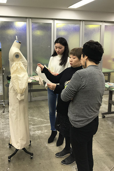 授業レポート ファッションショーに向けたオリジナルアイテム制作のトワルチェックをレポート ファッション学部 最新情報 ニュース 専門校 バンタンデザイン研究所