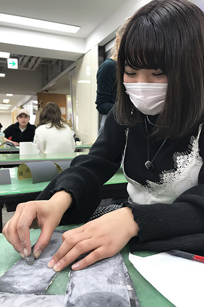 授業レポート 石を削って 本格的なアクセサリー作りにチャレンジ ファッション学部 最新情報 ニュース 専門校 バンタンデザイン研究所